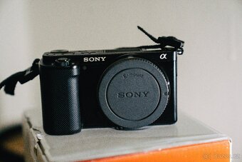 Sony ZV-E10 + Sigma 30mm f/1.4 DC DN | C + 3 baterie + nabíj - 7
