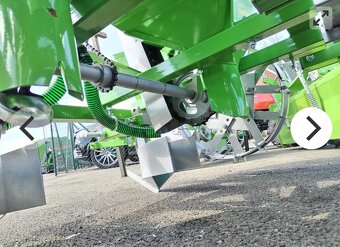 Sazeč brambor s přihnojováním Bomet - 7