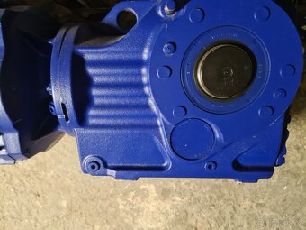 Predám novú šnekovú prevodovku s el.motorom 4kW - 7