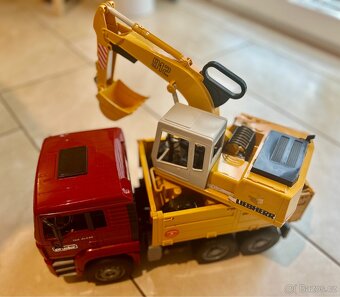 Prodám nákladní auto Man s bagrem Bruder - 7