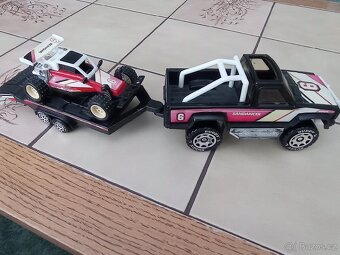 Plechové autíčko a jiné hračky - 7