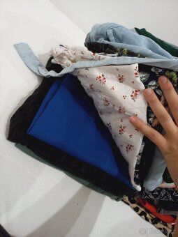 Balík oblečení S/M daruji za odvoz - 7