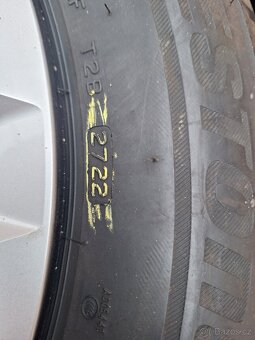 Prodám obuté zimní pneu 215/65/17  Bridgestone - 7