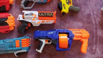 Prodám 9 ks NERF zbraní (2 el. + 7 man ) + příslušenství - 7
