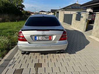 Mercedes-Benz E55 AMG V8 kompresor - 7