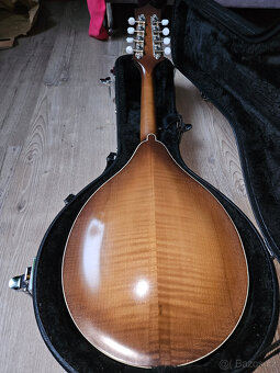 Zánovní česká celomasivní mandolína ULMA s kufrem - 7