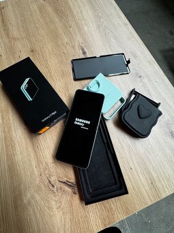Prodám Samsung Galaxy Z Flip 6 - 7
