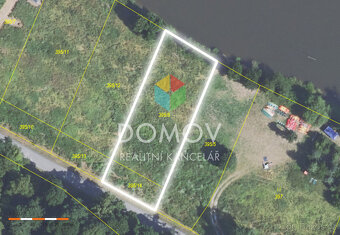 Pozemek přímo u řeky Berounky o výměře 1665 m2 v obci Žlouko - 7