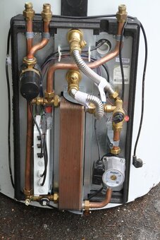 Prodám akumulační nádrž Vaillant s přímím ohřevem teplé vody - 7