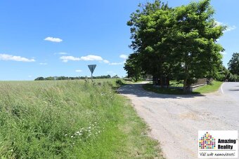 Prodej pozemku o celkové výměře 6.704 m2, v obci Zvíkovské P - 7