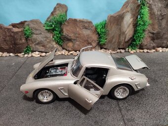 prodám model 1:18 Ferrari 250 GT Berlinetta - 7
