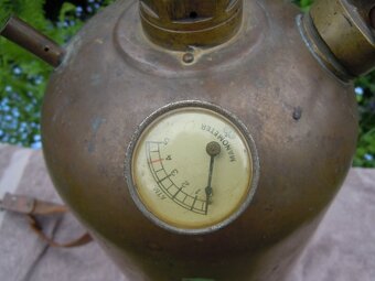 MOSAZNÝ ZAHRADNÍ POSTŘIKOVAČ - 7