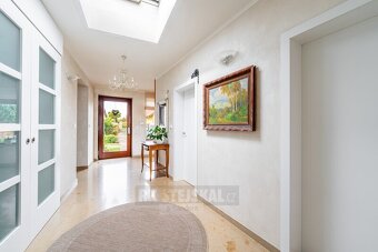 Prodej jedinečného, prostorného RD s větší rovinatou zahrado - 7