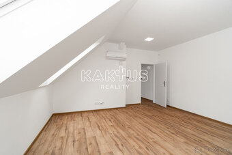 Pronájem nového  podkrovního bytu 3+kk,  ulice Oblá (70m2),  - 7
