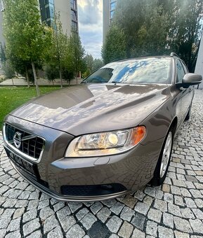 VOLVO V70 2.0D4 120KW 5VÁLCE SUMMUM AUT-KUŽE-Bi XENON-ACC - 7