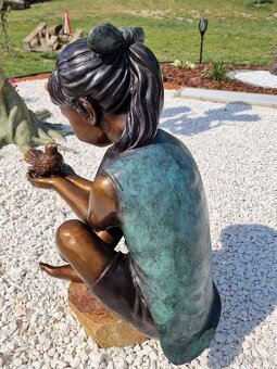 Bronzová socha - Dívka s ptáčkem - kolorovaná - 7