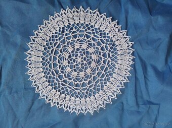 Ručně háčkované bavlněné naškrobené dečky 35 - 38 cm - 7