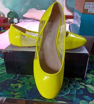 Lakované žluté balerínky - 7