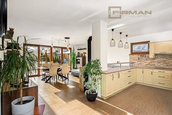Prodej moderní dřevostavby 4+kk s  vyhřívaným bazénem, okras - 7