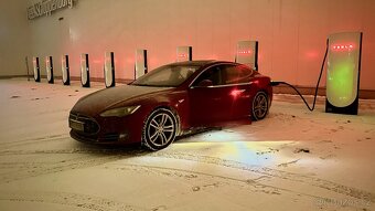 Tesla Model S85 El.Panorama Kuze Vzd.podvozek barva RedMult - 7