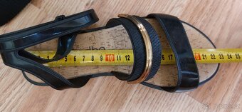 NOVÉ Dívčí sandále velikost 35/36 - 7