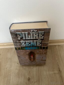 Kniha Pilíře země Ken Follett - NOVÁ - 7