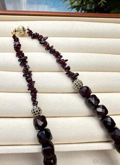 Přírodní granátový náhrdelník .Zapínání 925 - 7