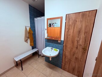 Pronájem reprezentativního showroomu 633 m² – vysoké stropy - 7