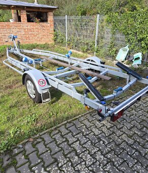 Motorová kajutová loď Bayliner 602 Capri + přívěs. - 7