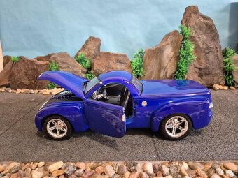 Prodám model 1:18 chevrolet SSR - 7