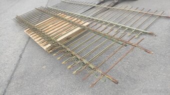 Starý železný plot, plotové dílce, 7,9 bm - 7