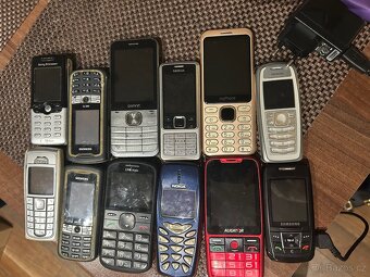 Různé tlačítkové telefony - 7
