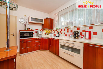 prodej RD v dispozici 6+KK+G+B, 390 m2, pozemek 1995 m2, obe - 7