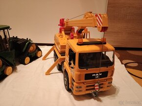 Bruder modely autojeřáb a pásový traktor - 7