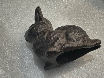 Prodám staré kovové sošky (miniatury) veverky a zajíčka - 7