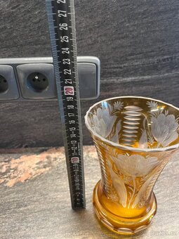 Broušená váza asi vrstvené ryté sklo, dekor květin - 7