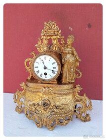 figurální zdobené mosazné mechanické hodiny Francie 1910 - 7