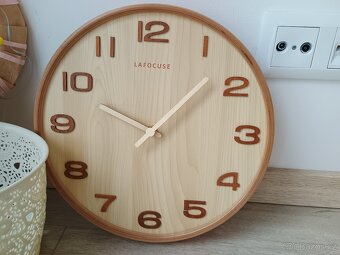 Nástěnné hodiny, ubrus, skleněné svícny, košík plastový - 7
