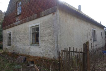 Stavební pozemek 2105m2 s chalupou, stodolou a potůčkem - 7