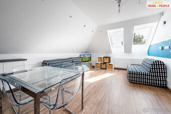 Prodej vily a apartmánu, 350m² s dvougaráží na pozemku 1600m - 7