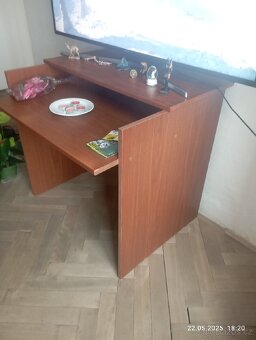 Prodám stůl za 80kč.Pevný,kvalitní.. - 7
