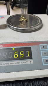 Prodám dámský zlatý prstýnek s kamínky - 7