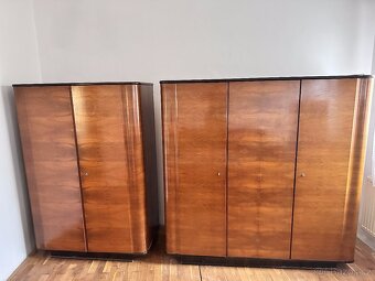 Ložnicový set - postel, noční stolky, skříně k renovaci - 7