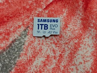 Lenovo legion go s 2Tb, tvrzené sklo, nabíječka, 2 pouzdra - 7