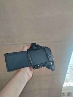 Nikon D5300 + 3 objektivy a další příslušenství - 7