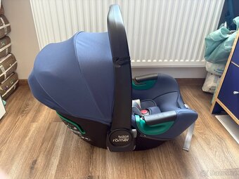 Autosedačka Britax Römer babysafe isense s otočnou základnou - 7