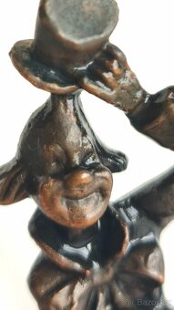vintage kovová soška klauna na kamenném podstavci - 7
