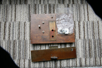 Raritní stolní hodiny se skrytou pokladničkou - 7