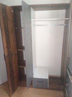 Šatní skříň třídveřová se zrcadlem - 7