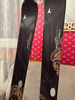 Prodám lyže Atomic dámské 1x jeté - 7